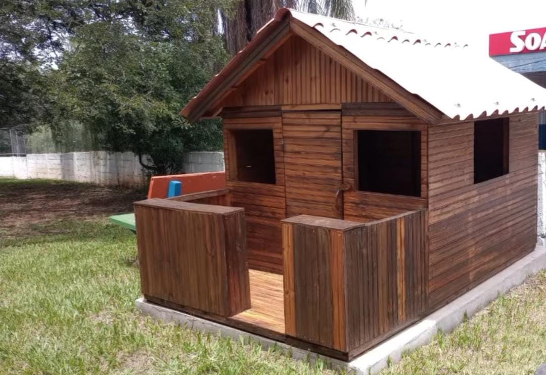 Parede de casa com detalhe em madeira rústica.