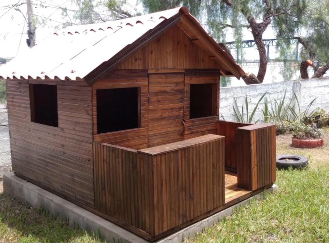 Estrutura de casa com colunas de madeira rústica.